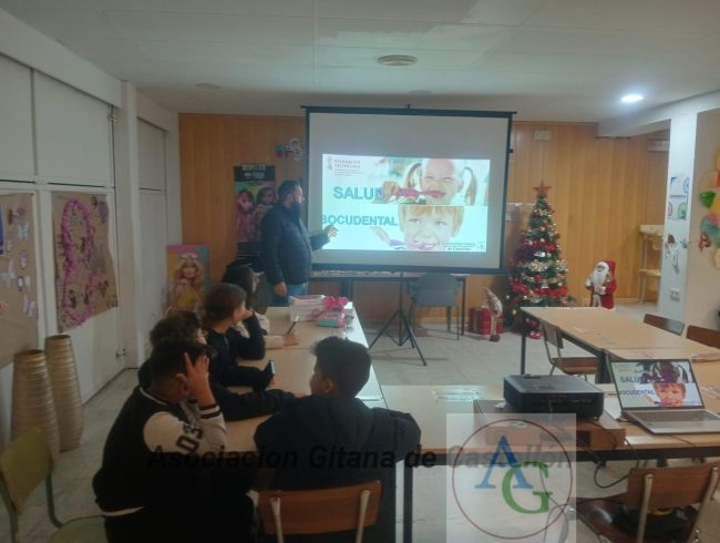 Taller bucodental asociación gitana Castellón